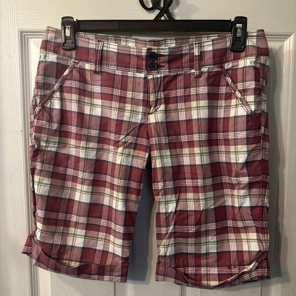 Hollister Stretch Red and White Plaid Ladies Size 7 Bermudas 4 pocket Shorts - Picture 1 of 3